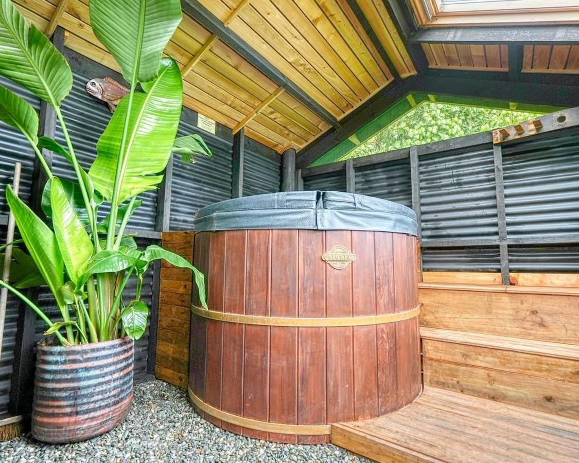 Paparoa Beach Hideaway With Hot Tub Barrytown Exterior foto